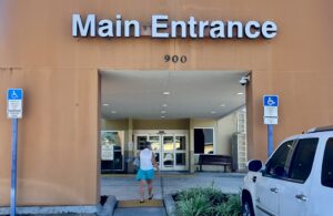 Photo of the main entrance to DeSoto Memorial Hospital.