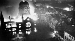 Old black and white photo of a synagogue on fire in Calenberg.