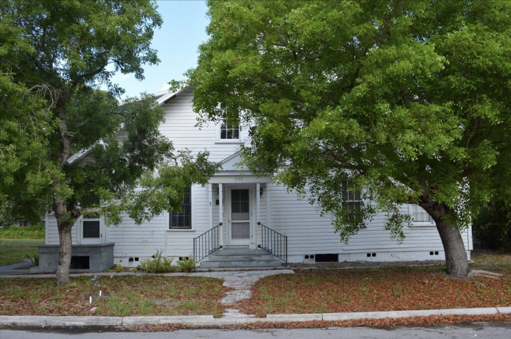 The front of the house at 908 Pomelo.